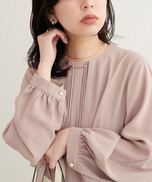 natural couture(ナチュラルクチュール)の「ゴールドバー付き袖くしゅ2WAYブラウス(シャツ/ブラウス・レディース・ネイビー/オフホワイト/サックスブルー/ブラウン/ピンクベージュ/グレイッシュベージュ・FREE)」の5枚目の写真