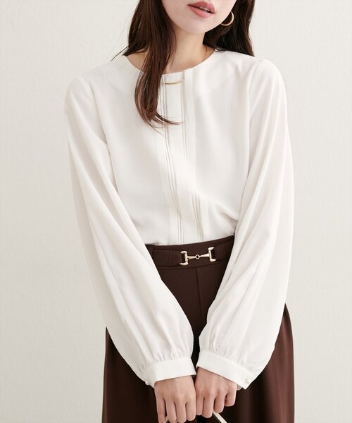 natural couture(ナチュラルクチュール)の「ゴールドバー付き袖くしゅ2WAYブラウス(シャツ/ブラウス・レディース・ネイビー/オフホワイト/サックスブルー/ブラウン/ピンクベージュ/グレイッシュベージュ・FREE)」の7枚目の写真