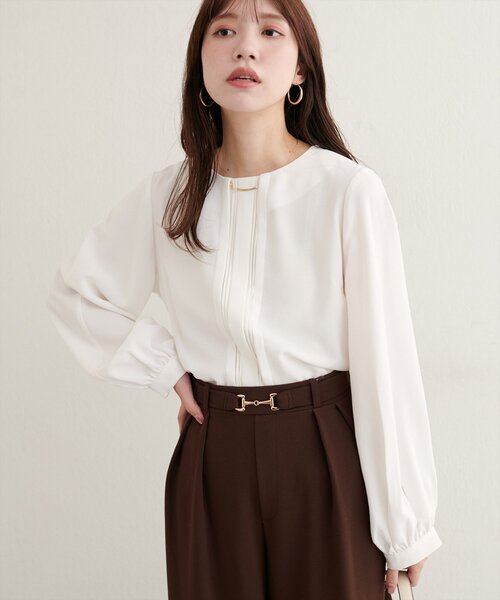 natural couture(ナチュラルクチュール)の「ゴールドバー付き袖くしゅ2WAYブラウス(シャツ/ブラウス・レディース・ネイビー/オフホワイト/サックスブルー/ブラウン/ピンクベージュ/グレイッシュベージュ・FREE)」の8枚目の写真