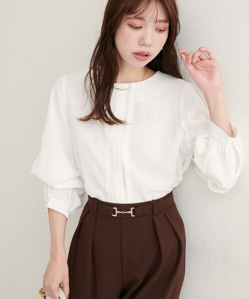 natural couture(ナチュラルクチュール)の「ゴールドバー付き袖くしゅ2WAYブラウス(シャツ/ブラウス・レディース・ネイビー/オフホワイト/サックスブルー/ブラウン/ピンクベージュ/グレイッシュベージュ・FREE)」の9枚目の写真
