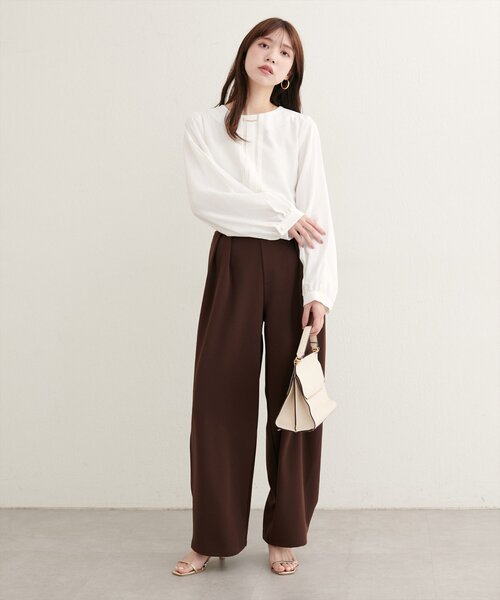 natural couture(ナチュラルクチュール)の「ゴールドバー付き袖くしゅ2WAYブラウス(シャツ/ブラウス・レディース・ネイビー/オフホワイト/サックスブルー/ブラウン/ピンクベージュ/グレイッシュベージュ・FREE)」の10枚目の写真