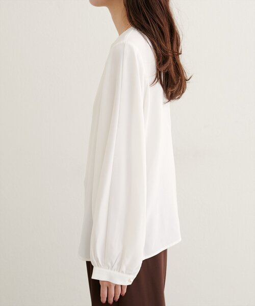natural couture(ナチュラルクチュール)の「ゴールドバー付き袖くしゅ2WAYブラウス(シャツ/ブラウス・レディース・ネイビー/オフホワイト/サックスブルー/ブラウン/ピンクベージュ/グレイッシュベージュ・FREE)」の12枚目の写真