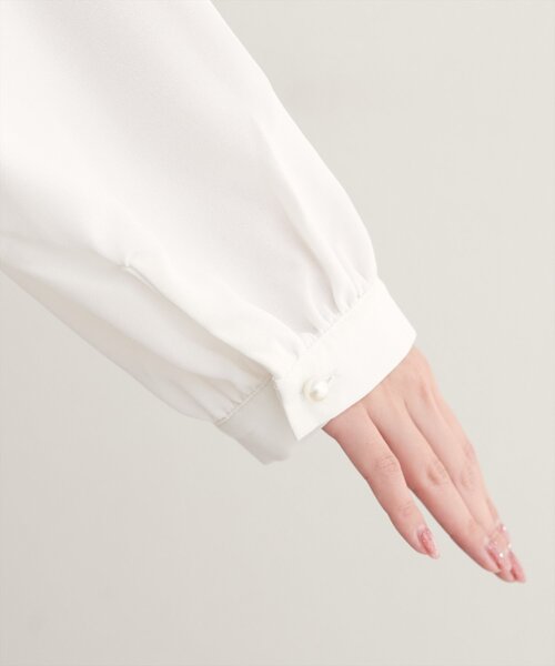 natural couture(ナチュラルクチュール)の「ゴールドバー付き袖くしゅ2WAYブラウス(シャツ/ブラウス・レディース・ネイビー/オフホワイト/サックスブルー/ブラウン/ピンクベージュ/グレイッシュベージュ・FREE)」の18枚目の写真