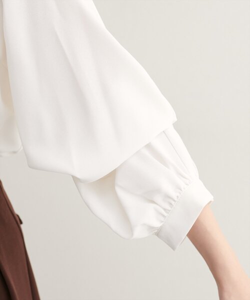 natural couture(ナチュラルクチュール)の「ゴールドバー付き袖くしゅ2WAYブラウス(シャツ/ブラウス・レディース・ネイビー/オフホワイト/サックスブルー/ブラウン/ピンクベージュ/グレイッシュベージュ・FREE)」の19枚目の写真