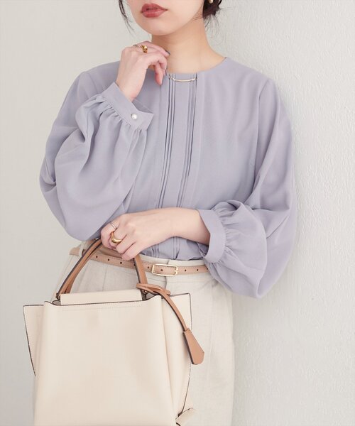 natural couture(ナチュラルクチュール)の「ゴールドバー付き袖くしゅ2WAYブラウス(シャツ/ブラウス・レディース・ネイビー/オフホワイト/サックスブルー/ブラウン/ピンクベージュ/グレイッシュベージュ・FREE)」の21枚目の写真