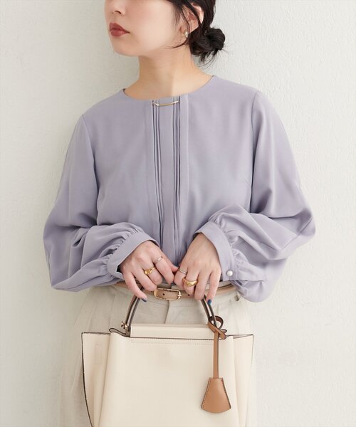 natural couture(ナチュラルクチュール)の「ゴールドバー付き袖くしゅ2WAYブラウス(シャツ/ブラウス・レディース・ネイビー/オフホワイト/サックスブルー/ブラウン/ピンクベージュ/グレイッシュベージュ・FREE)」の22枚目の写真
