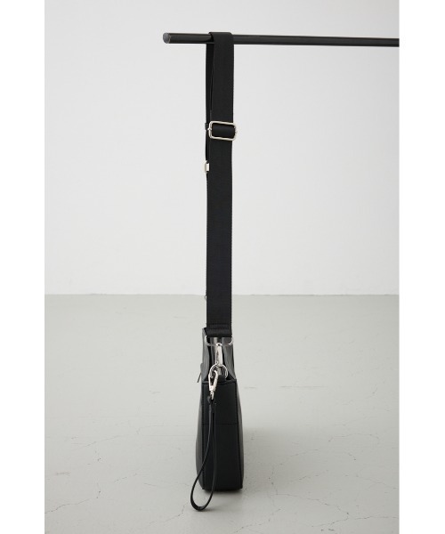 AZUL by moussy（アズールバイマウジー）の「ヴィンテージフェイクレザーショルダーバッグ（ショルダーバッグ・メンズ・グレー/ブラック・FREE）」の4枚目の写真