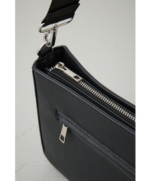 AZUL by moussy（アズールバイマウジー）の「ヴィンテージフェイクレザーショルダーバッグ（ショルダーバッグ・メンズ・グレー/ブラック・FREE）」の7枚目の写真