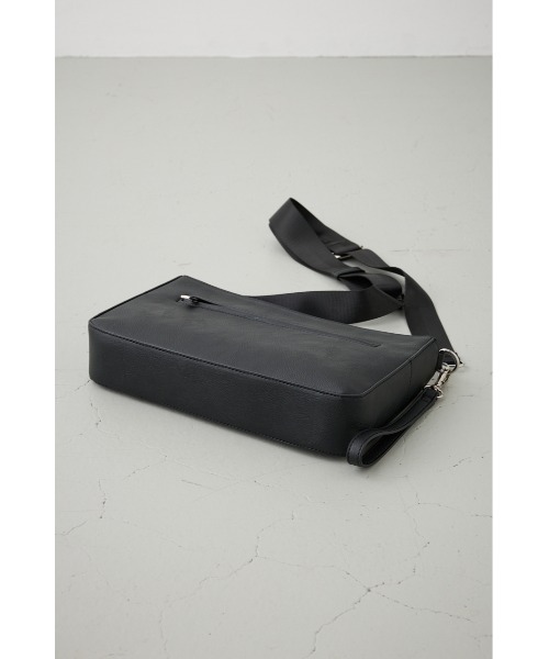 AZUL by moussy（アズールバイマウジー）の「ヴィンテージフェイクレザーショルダーバッグ（ショルダーバッグ・メンズ・グレー/ブラック・FREE）」の8枚目の写真