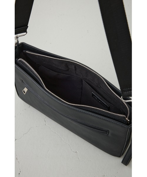 AZUL by moussy（アズールバイマウジー）の「ヴィンテージフェイクレザーショルダーバッグ（ショルダーバッグ・メンズ・グレー/ブラック・FREE）」の9枚目の写真