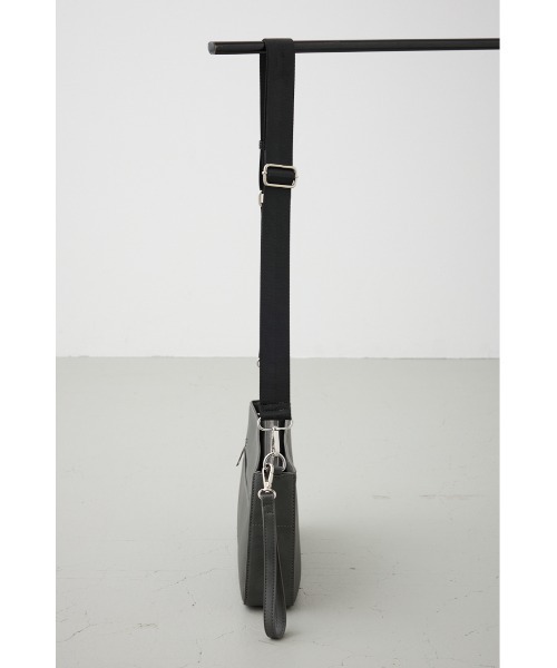 AZUL by moussy（アズールバイマウジー）の「ヴィンテージフェイクレザーショルダーバッグ（ショルダーバッグ・メンズ・グレー/ブラック・FREE）」の15枚目の写真