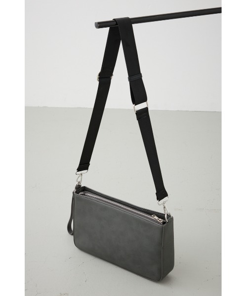 AZUL by moussy（アズールバイマウジー）の「ヴィンテージフェイクレザーショルダーバッグ（ショルダーバッグ・メンズ・グレー/ブラック・FREE）」の16枚目の写真