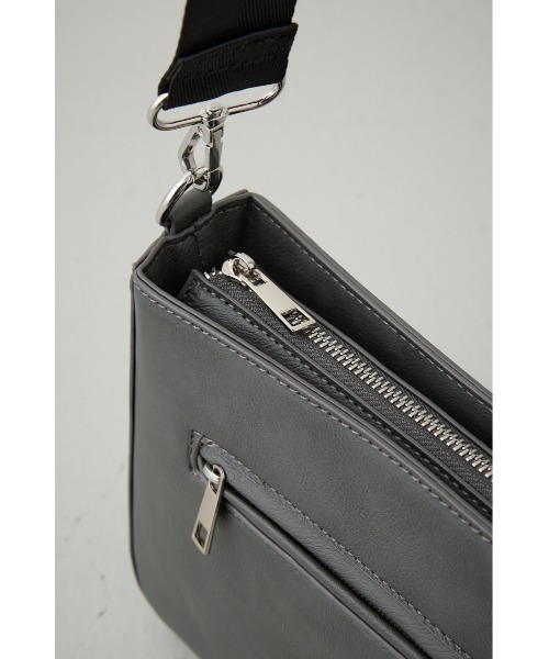 AZUL by moussy（アズールバイマウジー）の「ヴィンテージフェイクレザーショルダーバッグ（ショルダーバッグ・メンズ・グレー/ブラック・FREE）」の18枚目の写真