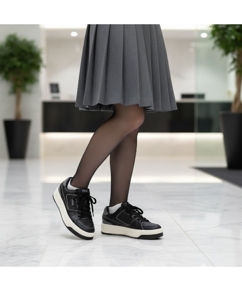 FILA(フィラ)の「FILA COURT FEATHERY V2(スニーカー・レディース・ブラック・28.0cm/27.0cm/26.0cm/24.0cm/25.0cm/23.0cm/22.0cm)」の1枚目の写真