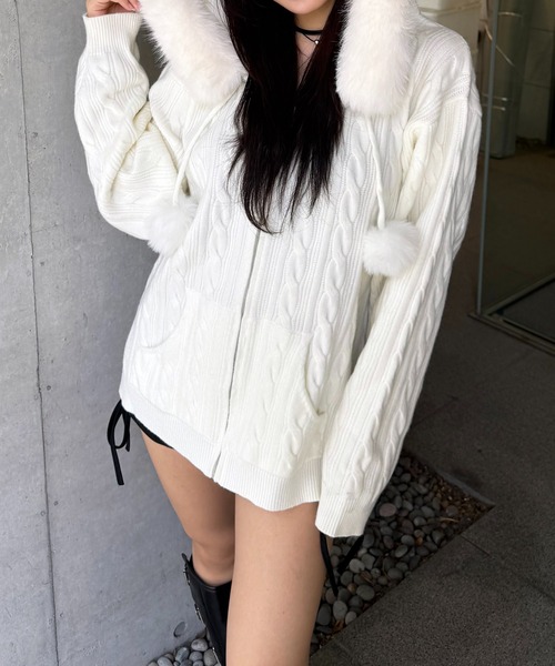 ニットパーカー　ホワイト ぽんぽん付きケーブル編みZIPニットパーカーワンピース（ニット