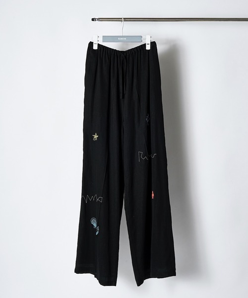 RUMCHE(ラムシェ)の「Treasure Embroidery Trousers / トレジャーエンブロイダリーパンツ(その他パンツ・レディース・ブラック/ボルドー・SMALL/MEDIUM)」の2枚目の写真