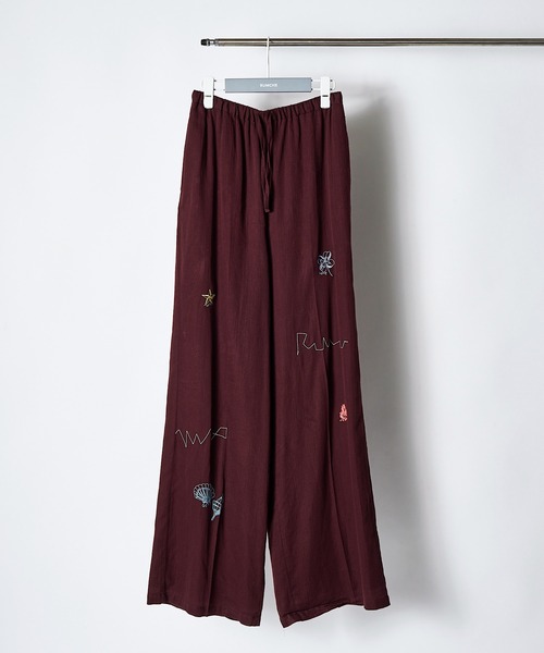 RUMCHE(ラムシェ)の「Treasure Embroidery Trousers / トレジャーエンブロイダリーパンツ(その他パンツ・レディース・ブラック/ボルドー・SMALL/MEDIUM)」の3枚目の写真