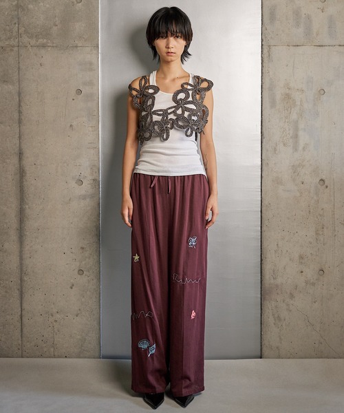 RUMCHE(ラムシェ)の「Treasure Embroidery Trousers / トレジャーエンブロイダリーパンツ(その他パンツ・レディース・ブラック/ボルドー・SMALL/MEDIUM)」の4枚目の写真