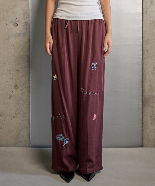 RUMCHE(ラムシェ)の「Treasure Embroidery Trousers / トレジャーエンブロイダリーパンツ(その他パンツ・レディース・ブラック/ボルドー・SMALL/MEDIUM)」の5枚目の写真