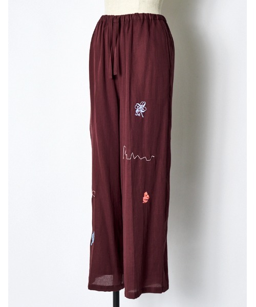 RUMCHE(ラムシェ)の「Treasure Embroidery Trousers / トレジャーエンブロイダリーパンツ(その他パンツ・レディース・ブラック/ボルドー・SMALL/MEDIUM)」の11枚目の写真