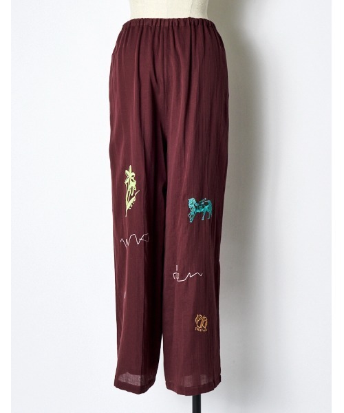 RUMCHE(ラムシェ)の「Treasure Embroidery Trousers / トレジャーエンブロイダリーパンツ(その他パンツ・レディース・ブラック/ボルドー・SMALL/MEDIUM)」の12枚目の写真