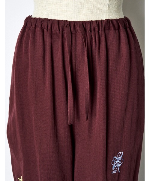 RUMCHE(ラムシェ)の「Treasure Embroidery Trousers / トレジャーエンブロイダリーパンツ(その他パンツ・レディース・ブラック/ボルドー・SMALL/MEDIUM)」の13枚目の写真