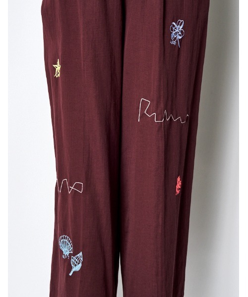RUMCHE(ラムシェ)の「Treasure Embroidery Trousers / トレジャーエンブロイダリーパンツ(その他パンツ・レディース・ブラック/ボルドー・SMALL/MEDIUM)」の15枚目の写真