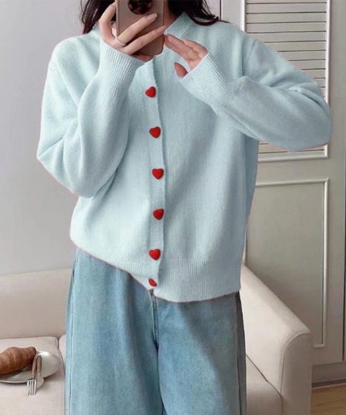 Miniministore(ミニミニストア)の「【26秋冬】ハートボタンニットカーディガン秋冬韓国風(カーディガン/ボレロ・レディース・アイボリー/ライトブルー/グレー/レッド/ピンク/ネイビー/イエロー/ブラック・FREE)」の4枚目の写真