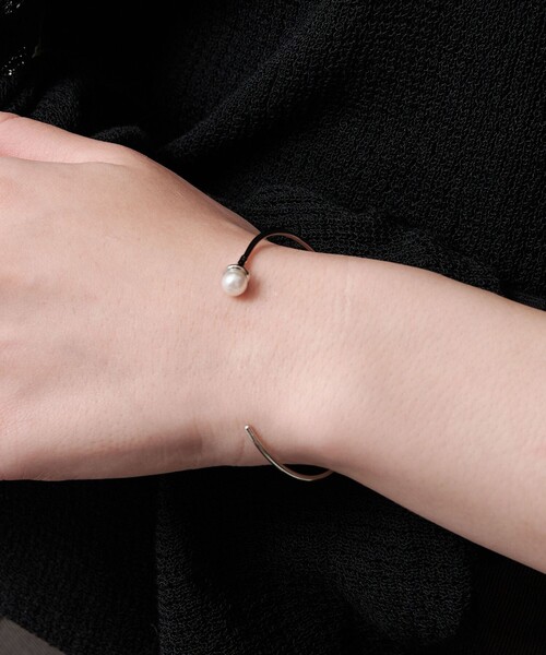 BEAUTY&YOUTH UNITED ARROWS(ビューティーアンドユースユナイテッドアローズ)の「ワン パールモチーフ バングル(バングル/リストバンド・レディース・シルバー/ゴールド・FREE)」の1枚目の写真
