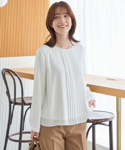 Honeys(ハニーズ)の「【ハニぽか】あったか裏地プリーツブラウス(シャツ/ブラウス・レディース・ブルー/ブラック/グレイッシュベージュ/アイボリー・S/M/LL/3L/L)」の1枚目の写真