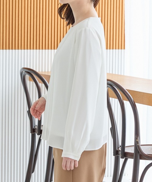 Honeys(ハニーズ)の「【ハニぽか】あったか裏地プリーツブラウス(シャツ/ブラウス・レディース・ブルー/ブラック/グレイッシュベージュ/アイボリー・S/M/LL/3L/L)」の20枚目の写真
