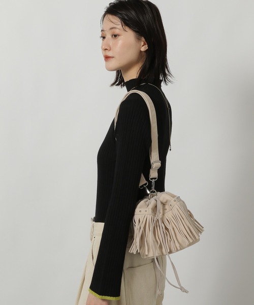 LAKOLE（ラコレ）の「フリンジ2WAY巾着ショルダーバッグ / 595404（ショルダーバッグ・レディース・キャメル/オフホワイト・FREE）」の2枚目の写真
