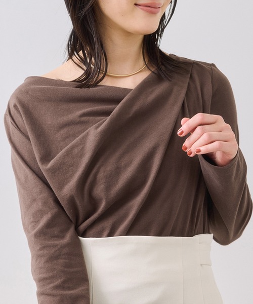 VIS(ビス)の「ドレープオフショルロンT/一部WEB限定カラー・イージーケア(Tシャツ/カットソー・レディース・オフホワイト/ブラック/ホワイト系その他5/ダークブラウン・FREE)」の2枚目の写真