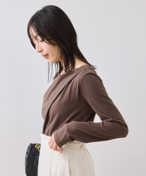 VIS(ビス)の「ドレープオフショルロンT/一部WEB限定カラー・イージーケア(Tシャツ/カットソー・レディース・オフホワイト/ブラック/ホワイト系その他5/ダークブラウン・FREE)」の5枚目の写真