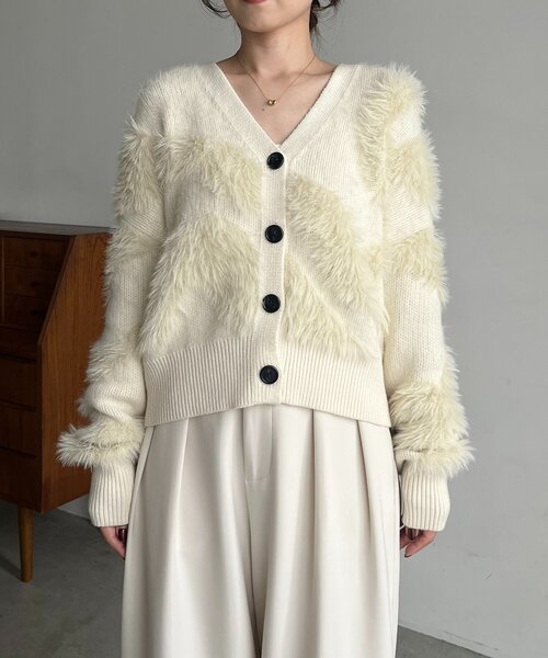 CAPRICIEUX LE'MAGE(カプリシューレマージュ)の「WAVEフェザーカーディガン(カーディガン/ボレロ・レディース・ベージュ/グレー/アイボリー・FREE)」の7枚目の写真