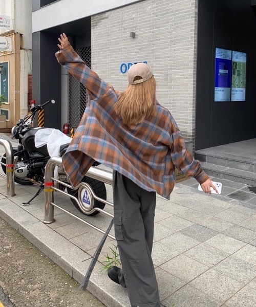 FUNdaysion(ファンデイション)の「ユニセックスチェック柄シャツ(シャツ/ブラウス・レディース・オレンジ/グリーン/ブルー・M)」の8枚目の写真
