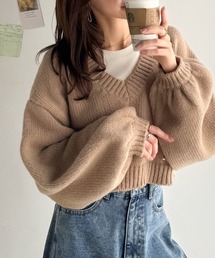 《AYA×クラシカルエルフコラボ》ふんわり可愛く、きらっと上品。プレート付きクロップドローゲージVネックニット(長袖)