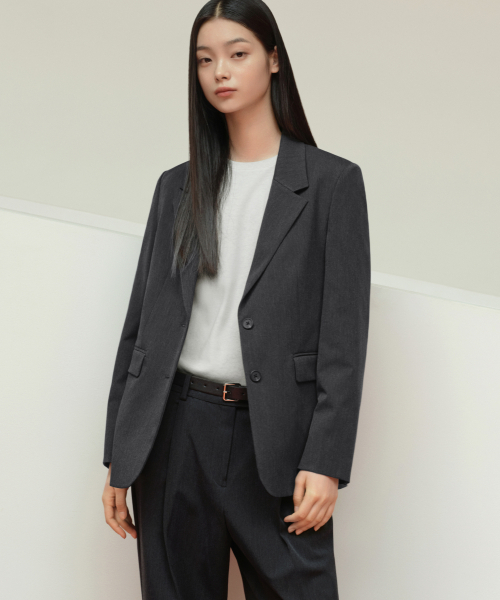 MUSINSA STANDARD WOMAN(ムシンサスタンダードウーマン)の「レディースベーシックブレザー【チャコールグレー】(テーラードジャケット・レディース・その他・SMALL/MEDIUM/LARGE/X-LARGE/X-SMALL)」の1枚目の写真