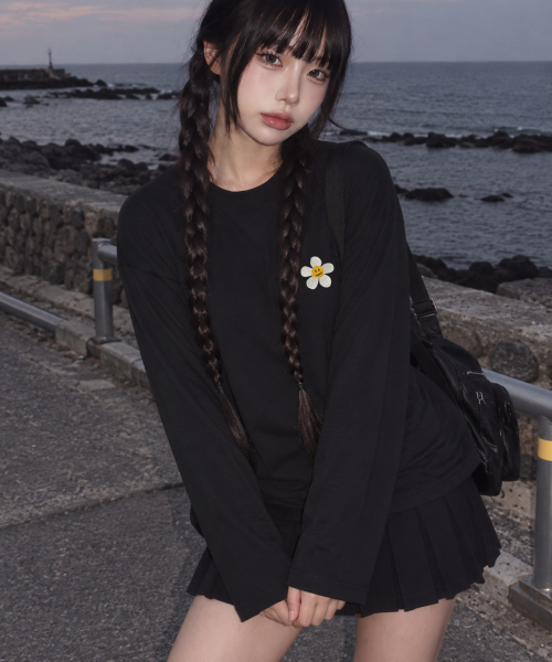 GRAVER（グレーバー）の「[UNISEX]フラワードット刺繍ロングスリーブ_2カラー（Tシャツ/カットソー・レディース・ブラック/ホワイト・LARGE/MEDIUM）」の3枚目の写真