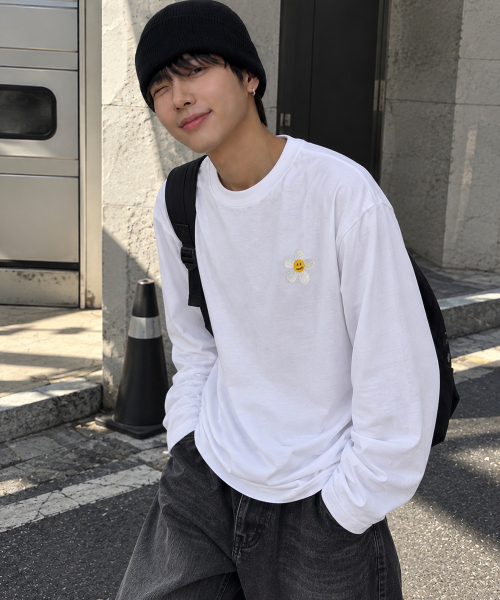 GRAVER（グレーバー）の「[UNISEX]フラワードット刺繍ロングスリーブ_2カラー（Tシャツ/カットソー・レディース・ブラック/ホワイト・LARGE/MEDIUM）」の4枚目の写真