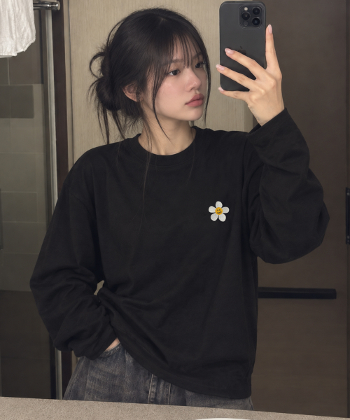 GRAVER（グレーバー）の「[UNISEX]フラワードット刺繍ロングスリーブ_2カラー（Tシャツ/カットソー・レディース・ブラック/ホワイト・LARGE/MEDIUM）」の5枚目の写真