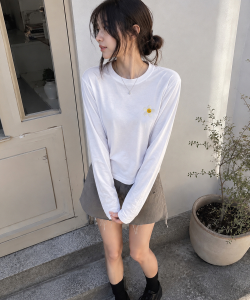 GRAVER（グレーバー）の「[UNISEX]フラワードット刺繍ロングスリーブ_2カラー（Tシャツ/カットソー・レディース・ブラック/ホワイト・LARGE/MEDIUM）」の6枚目の写真