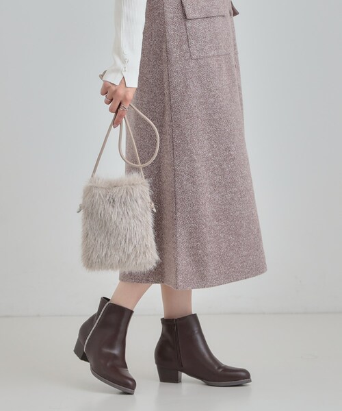 SHOO・LA・RUE（シューラルー）の「ラメ入りファーが目を惹く ミニショルダーバッグ（ショルダーバッグ・レディース・アイボリー/ブラック/グレー/ナチュラル/ブルー・00）」の4枚目の写真