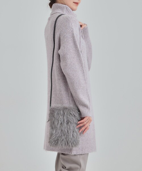 SHOO・LA・RUE（シューラルー）の「ラメ入りファーが目を惹く ミニショルダーバッグ（ショルダーバッグ・レディース・アイボリー/ブラック/グレー/ナチュラル/ブルー・00）」の3枚目の写真