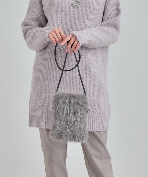 SHOO・LA・RUE（シューラルー）の「ラメ入りファーが目を惹く ミニショルダーバッグ（ショルダーバッグ・レディース・アイボリー/ブラック/グレー/ナチュラル/ブルー・00）」の8枚目の写真