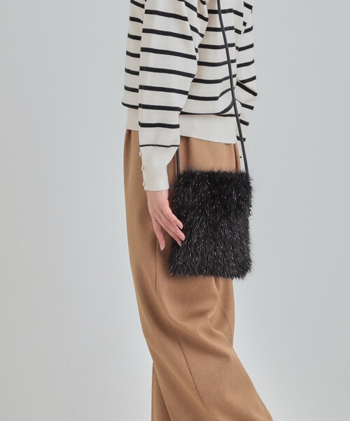 SHOO・LA・RUE（シューラルー）の「ラメ入りファーが目を惹く ミニショルダーバッグ（ショルダーバッグ・レディース・アイボリー/ブラック/グレー/ナチュラル/ブルー・00）」の10枚目の写真