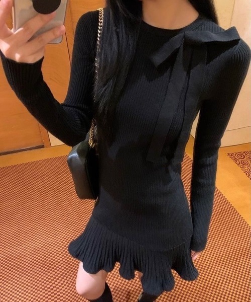 LADY LIKE(レディライク)の「胸リボンミニ丈ニットワンピース(ワンピース・レディース・ネイビー/ダークベージュ/ブラック/グレー・M)」の2枚目の写真