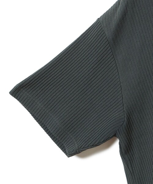 BEAMS（ビームス）の「ショート リブ ポロシャツ【ワイドショートフィット】（ポロシャツ・メンズ・チャコールグレー/ブラウン・XL/L/M/S）」の10枚目の写真