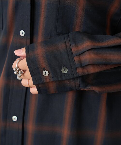 Jena espace merveilleux（ジェナ　エスパスメルヴェイユ）の「【好評につき再入荷！】オンブレーチェックダブルシャツ（シャツ/ブラウス・レディース・オフホワイト/ネイビー・FREE）」の6枚目の写真