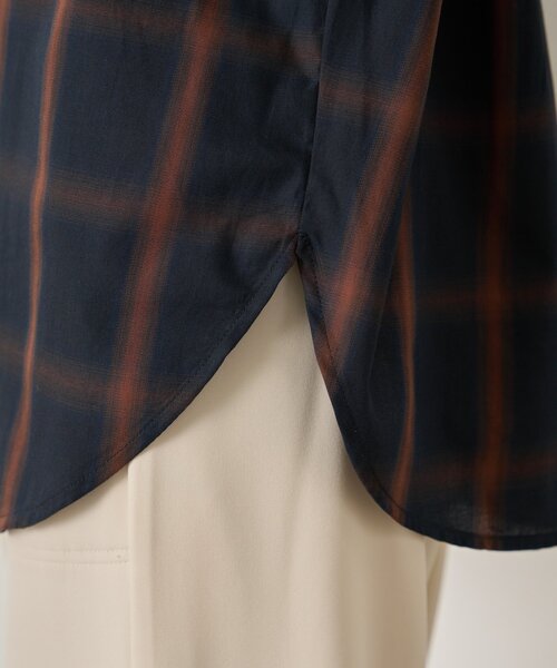 Jena espace merveilleux（ジェナ　エスパスメルヴェイユ）の「【好評につき再入荷！】オンブレーチェックダブルシャツ（シャツ/ブラウス・レディース・オフホワイト/ネイビー・FREE）」の4枚目の写真